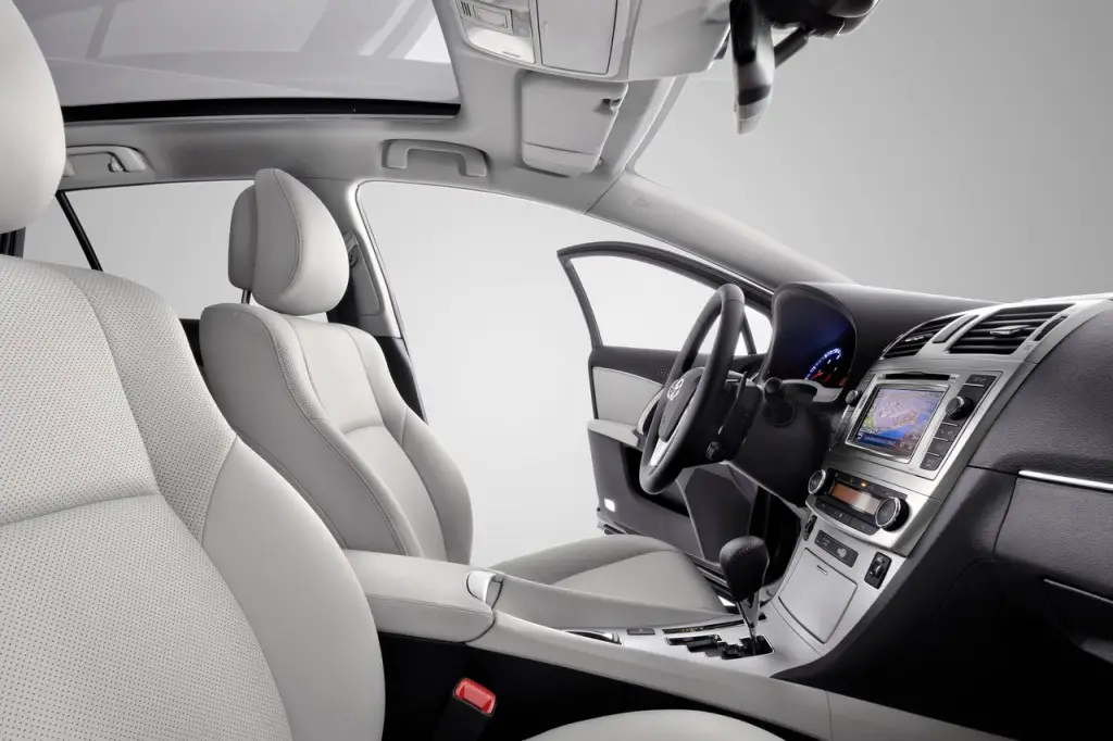 2015 Toyota Avensis inside