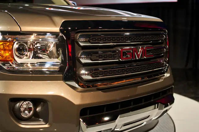 2015 GMC Canyon VS 2015 Toyota Tacoma front grill