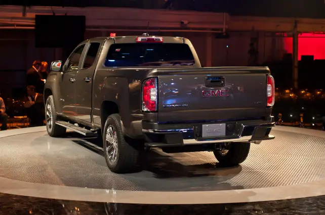 2015 GMC Canyon VS 2015 Toyota Tacoma rear