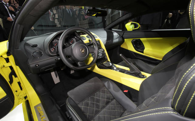 2015 Toyota Supra vs Lamborghini Gallardo interior