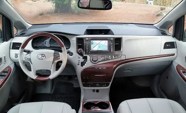2016-Toyota-Sienna-interior