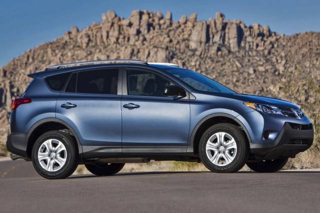 2015_Toyota_RAV4_LE_4dr_SUV_25L_4cyl