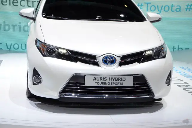 2015 Toyota Auris Touring Sports Hybrid front grill