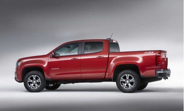 2015 Chevrolet Colorado VS 2015 Toyota Tacoma colorado side