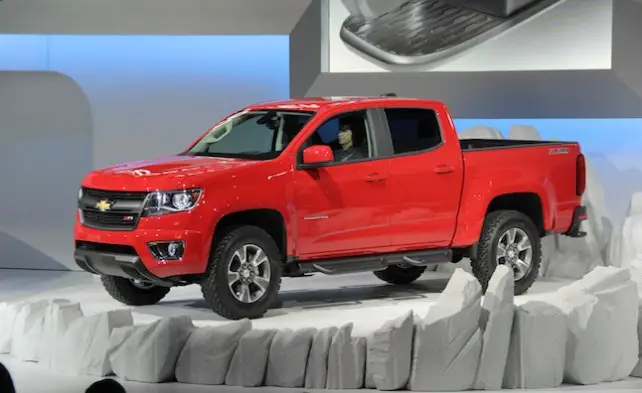 2015 Chevrolet Colorado VS 2015 Toyota Tacoma side