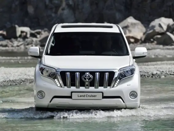 2016 Toyota Land Cruiser Hybrid front side