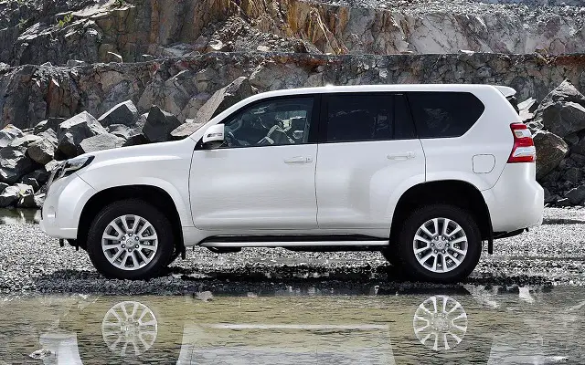 2016 Toyota Land Cruiser Hybrid side