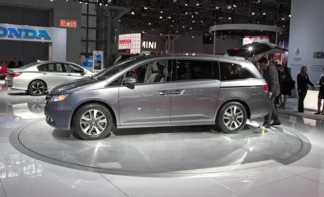 2014 Toyota Sienna VS 2014 Honda Odyssey Honda side