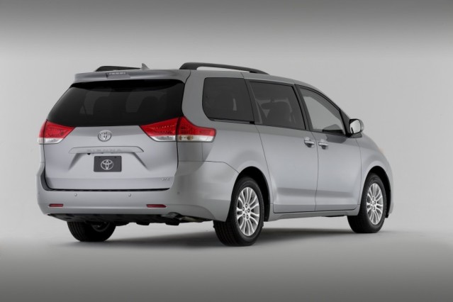 2014 Toyota Sienna VS 2014 Honda Odyssey rear