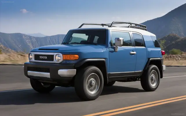 2015 Toyota FJ SUV front side