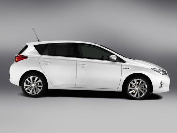 Toyota Auris Hatchback 2014 side