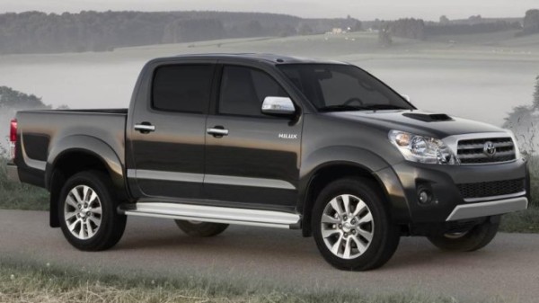 2015 Nissan Frontier vs Toyota Tacoma side