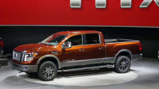 2016 Nissan Titan VS 2016 Toyota Tundra nissan side