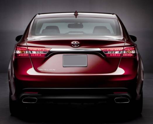 2015 Toyota Avalon vs. 2015 Hyundai Genesis rear side avalon