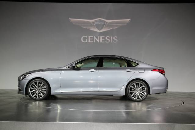 2015 Toyota Avalon vs. 2015 Hyundai Genesis side hyundai