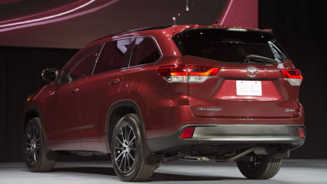 2017-toyota-highlander-rear