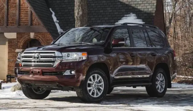 2017 Toyota Land Cruiser featured