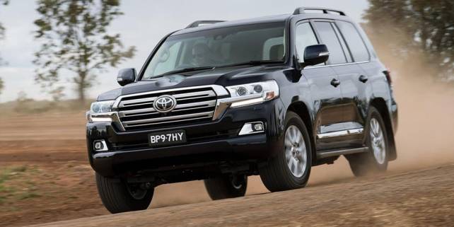 2017-toyota-land-cruiser-front