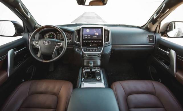 2017-toyota-land-cruiser-interior