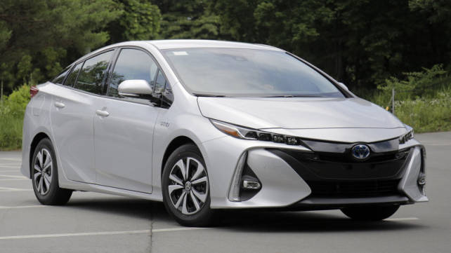 2017-toyota-prius-front