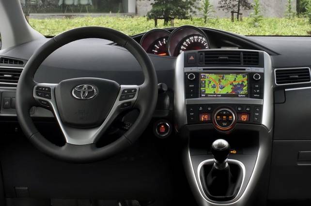 2017-toyota-verso-interior