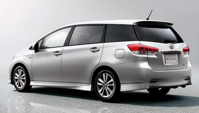 2017-toyota-wish-rear